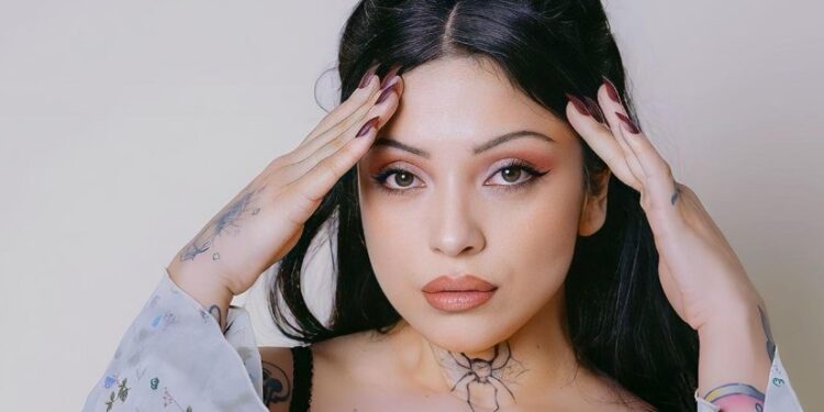 MON LAFERTE REVOLUCIONA EL ESCENARIO MUSICAL CON "AUTOPOIÉTICA": UN VIAJE ECLÉCTICO DE REINVENCIONES Y EMOCIONES 1 MON LAFERTE REVOLUCIONA EL ESCENARIO MUSICAL CON “AUTOPOIÉTICA”: UN VIAJE ECLÉCTICO DE REINVENCIONES Y EMOCIONES