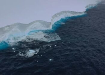 ¡DESCUBIERTO EL IMPONENTE “MEGABERG” ANTÁRTICO, DOS VECES MÁS GRANDE QUE LONDRES, EN SU ÉPICO VIAJE OCEÁNICO!