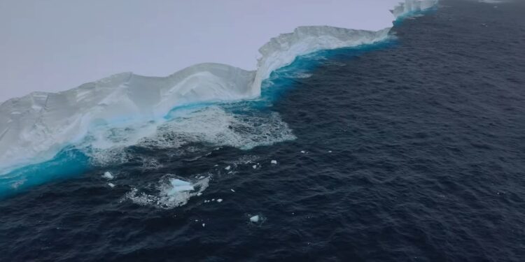 ¡DESCUBIERTO EL IMPONENTE "MEGABERG" ANTÁRTICO, DOS VECES MÁS GRANDE QUE LONDRES, EN SU ÉPICO VIAJE OCEÁNICO! 1 ¡DESCUBIERTO EL IMPONENTE “MEGABERG” ANTÁRTICO, DOS VECES MÁS GRANDE QUE LONDRES, EN SU ÉPICO VIAJE OCEÁNICO!