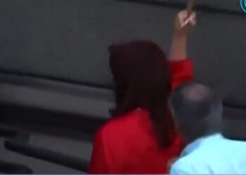 IMPACTANTE GESTO DE LA EX VICEPRESIDENTA ARGENTINA: CRISTINA KIRCHNER LEVANTA EL DEDO MEDIO ANTE LA ASCENSIÓN DE JAVIER MILEI AL PODER