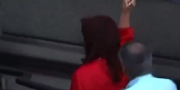 IMPACTANTE GESTO DE LA EX VICEPRESIDENTA ARGENTINA: CRISTINA KIRCHNER LEVANTA EL DEDO MEDIO ANTE LA ASCENSIÓN DE JAVIER MILEI AL PODER 1 IMPACTANTE GESTO DE LA EX VICEPRESIDENTA ARGENTINA: CRISTINA KIRCHNER LEVANTA EL DEDO MEDIO ANTE LA ASCENSIÓN DE JAVIER MILEI AL PODER
