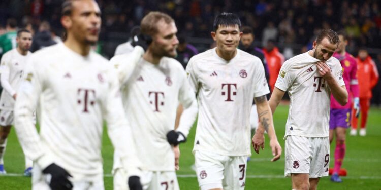 UEFA IMPONE FUERTE MULTA AL BAYERN MUNICH Y AMENAZA CON MEDIDAS DRASTICAS POR CONDUCTA INACEPTABLE DE SUS AFICIONADOS 1 UEFA IMPONE FUERTE MULTA AL BAYERN MUNICH Y AMENAZA CON MEDIDAS DRASTICAS POR CONDUCTA INACEPTABLE DE SUS AFICIONADOS