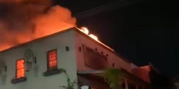 DEVASTADOR INCENDIO EN PLAZA DORADA DE TUXTLA GUTIÉRREZ: "500 NOCHES" Y "SAN JUAN LEÑERO" CONSUMIDOS POR LAS LLAMAS 1 DEVASTADOR INCENDIO EN PLAZA DORADA DE TUXTLA GUTIÉRREZ: “500 NOCHES” Y “SAN JUAN LEÑERO” CONSUMIDOS POR LAS LLAMAS