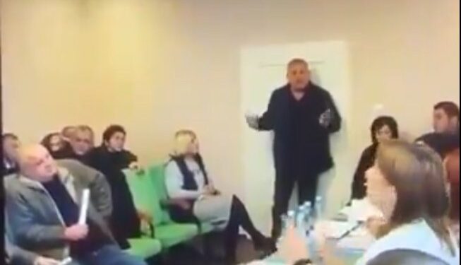 CONCEJAL UCRAINO DESATA CAOS EN PLENO MUNICIPAL: DETONA GRANADAS Y DEJA TRAS DE SÍ UN RASTRO DE HORROR