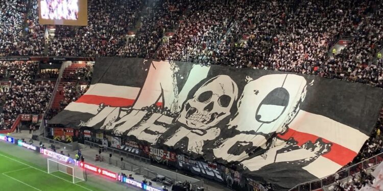 GRAVE EPISODIO DE VIOLENCIA ULTRA: 147 DETENIDOS TRAS LOS DISTURBIOS EN EL ENCUENTRO AJAX-AEK