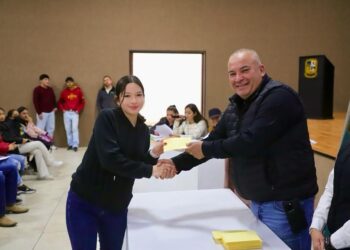 ENTREGA ROCCO APOYOS A ESTUDIANTES