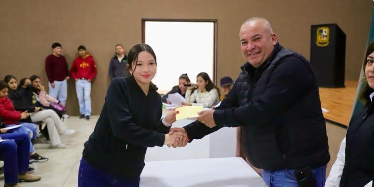 ENTREGA ROCCO APOYOS A ESTUDIANTES 1 ENTREGA ROCCO APOYOS A ESTUDIANTES