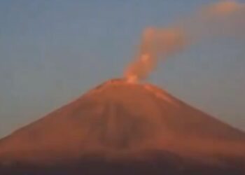 ¡VIVA AEROBUS DETIENE SUS VUELOS EN PUEBLA ANTE LA IMPARABLE CAÍDA DE CENIZA DEL POPOCATÉPETL!