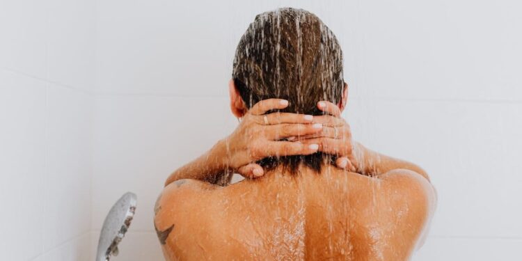 HARVARD ALERTA: LOS PELIGROS OCULTOS DE BAÑARSE A DIARIO, SEGÚN EXPERTOS