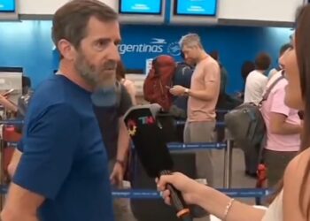 TURISTA CALIFORNIANO SORPRENDE EN AEROPARQUE CON IMPACTANTE PARECIDO A STEVE CARELL