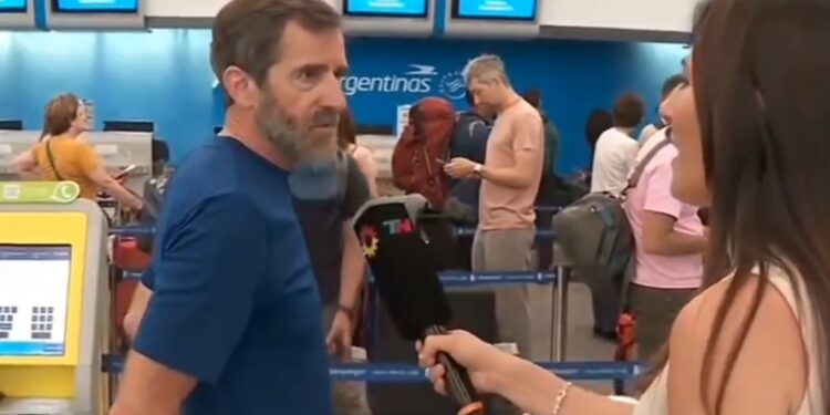 TURISTA CALIFORNIANO SORPRENDE EN AEROPARQUE CON IMPACTANTE PARECIDO A STEVE CARELL 1 TURISTA CALIFORNIANO SORPRENDE EN AEROPARQUE CON IMPACTANTE PARECIDO A STEVE CARELL