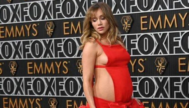 SUKI WATERHOUSE DESLUMBRA EN LOS PREMIOS EMMY 2024 LUCIENDO SU EMBARAZO CON UN IMPRESIONANTE VESTIDO ROJO DE ALTA COSTURA DE VALENTINO 1 SUKI WATERHOUSE DESLUMBRA EN LOS PREMIOS EMMY 2024 LUCIENDO SU EMBARAZO CON UN IMPRESIONANTE VESTIDO ROJO DE ALTA COSTURA DE VALENTINO