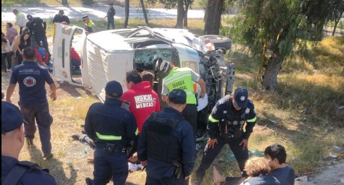 TRAGEDIA EN LA MÉXICO-PACHUCA: COMBI VOLCADORA DEJA UN MUERTO Y 16 LESIONADOS EN ECATEPEC