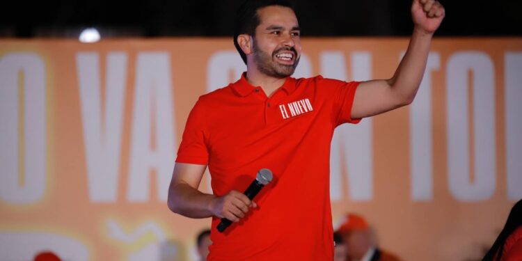 CIERRA MÁYNEZ PRECAMPAÑA EN NL A LO ‘FOSFO FOSFO’