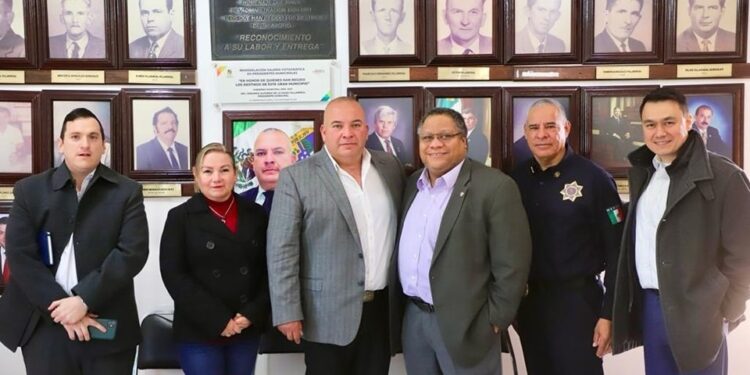 ESTRECHAN LAZOS EL CARMEN Y EU 1 ESTRECHAN LAZOS EL CARMEN Y EU