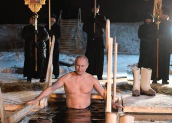VLADIMIR PUTIN RENUEVA TRADICIÓN: ZAMBULLIDA EN AGUA HELADA EN LA CELEBRACIÓN DE LA EPIFANÍA