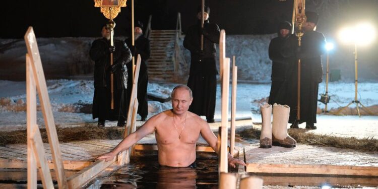 VLADIMIR PUTIN RENUEVA TRADICIÓN: ZAMBULLIDA EN AGUA HELADA EN LA CELEBRACIÓN DE LA EPIFANÍA 1 VLADIMIR PUTIN RENUEVA TRADICIÓN: ZAMBULLIDA EN AGUA HELADA EN LA CELEBRACIÓN DE LA EPIFANÍA