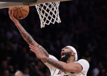 DOMINIO ABSOLUTO DE RUSSELL Y JAMES EN UNA NOCHE ESTELAR DE LOS LAKERS