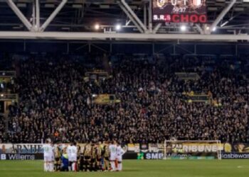 SUSPENDEN ENFRENTAMIENTO ENTRE VITESSE Y FEYENOORD POR INCIDENTES EN EL ESTADIO