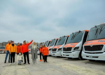 PRESENTA NAVA NUEVA FLOTILLA DE ‘SANTA BUS’ GRATUITO PARA ESTUDIANTES