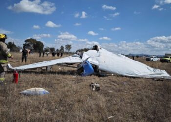 TRAGEDIA AÉREA CERCA DEL AEROPUERTO DE AGUASCALIENTES: DOS HERIDOS EN ACCIDENTE DE AVIONETA