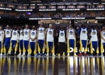 LOS WARRIORS HONRAN LA MEMORIA DE SU ENTRENADOR ASISTENTE FALLECIDO CON UNA VICTORIA SOBRE LOS HAWKS