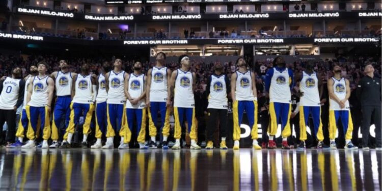 LOS WARRIORS HONRAN LA MEMORIA DE SU ENTRENADOR ASISTENTE FALLECIDO CON UNA VICTORIA SOBRE LOS HAWKS 1 LOS WARRIORS HONRAN LA MEMORIA DE SU ENTRENADOR ASISTENTE FALLECIDO CON UNA VICTORIA SOBRE LOS HAWKS