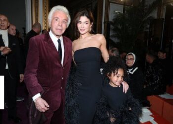 KYLIE JENNER BRILLA EN PARÍS: VESTIDO TRANSPARENTE, EL ESCOTE DE MODA Y UN MOMENTO VIRAL