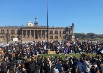 PROTESTAN EN LA MACRO CONTRA REFINERÍA DE PEMEX