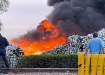 EMERGENCIA EN EDOMEX: DEVASTADOR INCENDIO EN FÁBRICA DE RECICLAJE SACUDE VALLE DE CHALCO | IMPRESIONANTES IMÁGENES EN VIDEO