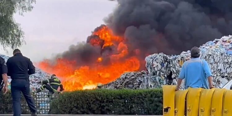 EMERGENCIA EN EDOMEX: DEVASTADOR INCENDIO EN FÁBRICA DE RECICLAJE SACUDE VALLE DE CHALCO | IMPRESIONANTES IMÁGENES EN VIDEO