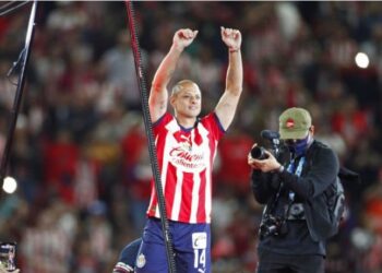 DAVID FAITELSON ADELANTA POSIBLE REGRESO DE ‘CHICHARITO’ CON CHIVAS: ¿SERÁ CONTRA PUMAS?