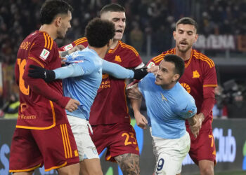 LA LAZIO VENCE A LA ROMA EN UN DERBI TENSO Y ELIMINA A LOS ‘GIALLOROSSI’ DE LA ‘COPPA’