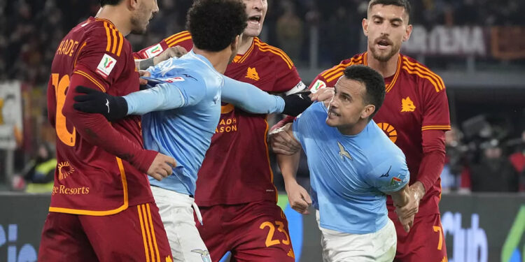 LA LAZIO VENCE A LA ROMA EN UN DERBI TENSO Y ELIMINA A LOS 'GIALLOROSSI' DE LA 'COPPA' 1 LA LAZIO VENCE A LA ROMA EN UN DERBI TENSO Y ELIMINA A LOS ‘GIALLOROSSI’ DE LA ‘COPPA’