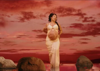 KALI UCHIS SORPRENDE AL ANUNCIAR SU EMBARAZO ANTES DEL LANZAMIENTO DE “ORQUÍDEAS”