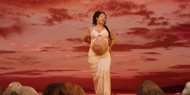 KALI UCHIS SORPRENDE AL ANUNCIAR SU EMBARAZO ANTES DEL LANZAMIENTO DE “ORQUÍDEAS”