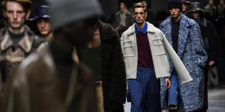 DESLUMBRANTE INICIO DE LA SEMANA DE LA MODA DE MILÁN 2024 CON PRENDAS INNOVADORAS Y CELEBRIDADES 1 DESLUMBRANTE INICIO DE LA SEMANA DE LA MODA DE MILÁN 2024 CON PRENDAS INNOVADORAS Y CELEBRIDADES