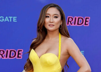 ASHLEY PARK, ACTRIZ DE ‘EMILY EN PARÍS’, ENFRENTA DIFÍCIL RECUPERACIÓN DESPUÉS DE SHOCK SÉPTICO CRÍTICO