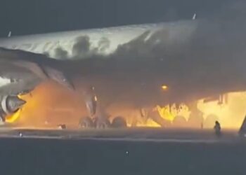 IMPACTANTE CHOQUE AÉREO EN TOKIO: 5 FALLECIDOS Y AVIÓN EN LLAMAS EN EL AEROPUERTO INTERNACIONAL HANEDA 4 IMPACTANTE CHOQUE AÉREO EN TOKIO: 5 FALLECIDOS Y AVIÓN EN LLAMAS EN EL AEROPUERTO INTERNACIONAL HANEDA