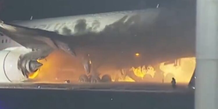 IMPACTANTE CHOQUE AÉREO EN TOKIO: 5 FALLECIDOS Y AVIÓN EN LLAMAS EN EL AEROPUERTO INTERNACIONAL HANEDA 1 IMPACTANTE CHOQUE AÉREO EN TOKIO: 5 FALLECIDOS Y AVIÓN EN LLAMAS EN EL AEROPUERTO INTERNACIONAL HANEDA