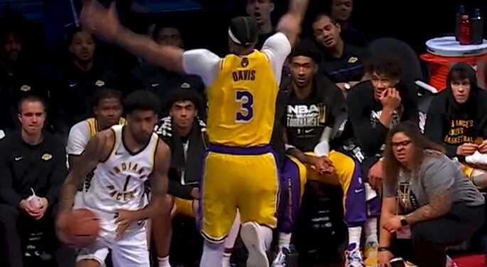 NOCHE DE CONTRASTES: LAKERS TROPIEZAN EN CASA, CLIPPERS IMPARABLES Y OTRAS HISTORIAS DESTACADAS DE LA NBA