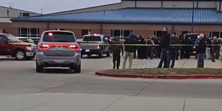 TRAGEDIA EN IOWA: MÚLTIPLES VÍCTIMAS EN TIROTEO ESCOLAR, EL ASESINO CAE ABATIDO 1 TRAGEDIA EN IOWA: MÚLTIPLES VÍCTIMAS EN TIROTEO ESCOLAR, EL ASESINO CAE ABATIDO