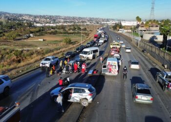 TRAGEDIA EN LAS VÍAS: CHOQUE MÚLTIPLE EN TIJUANA DEJA UN FALLECIDO Y CINCO HERIDOS