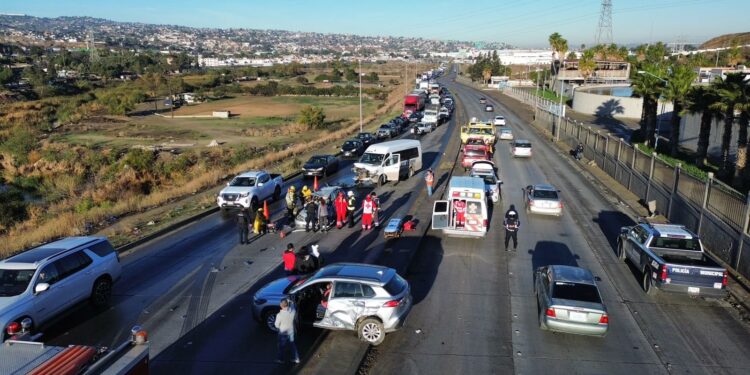 TRAGEDIA EN LAS VÍAS: CHOQUE MÚLTIPLE EN TIJUANA DEJA UN FALLECIDO Y CINCO HERIDOS 1 TRAGEDIA EN LAS VÍAS: CHOQUE MÚLTIPLE EN TIJUANA DEJA UN FALLECIDO Y CINCO HERIDOS
