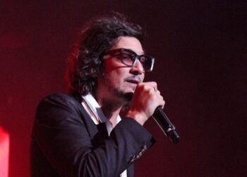 LEÓN LARREGUI EXPONE BRUTAL AGRESIÓN Y DISCRIMINACIÓN EN PARÍS