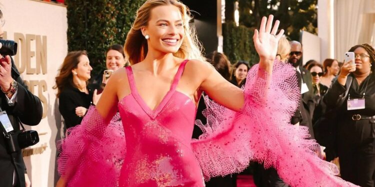 MARGOT ROBBIE BRILLA COMO UNA VERDADERA BARBIE SUPERSTAR EN LA ALFOMBRA ROJA DE LOS GOLDEN GLOBES 2024 1 MARGOT ROBBIE BRILLA COMO UNA VERDADERA BARBIE SUPERSTAR EN LA ALFOMBRA ROJA DE LOS GOLDEN GLOBES 2024