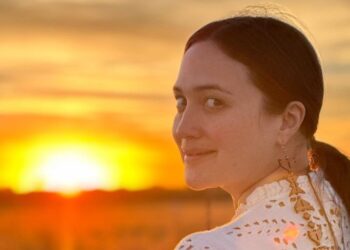 LILY GLADSTONE HACE HISTORIA AL CONVERTIRSE EN LA PRIMERA ACTRIZ INDÍGENA EN GANAR UN GLOBO DE ORO