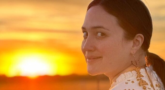 LILY GLADSTONE HACE HISTORIA AL CONVERTIRSE EN LA PRIMERA ACTRIZ INDÍGENA EN GANAR UN GLOBO DE ORO