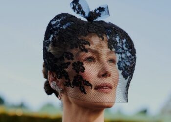 ROSAMUND PIKE DESLUMBRA EN LOS GOLDEN GLOBES 2024 CON UN LOOK IMPACTANTE: EL MISTERIO DETRÁS DEL VELO REVELADO