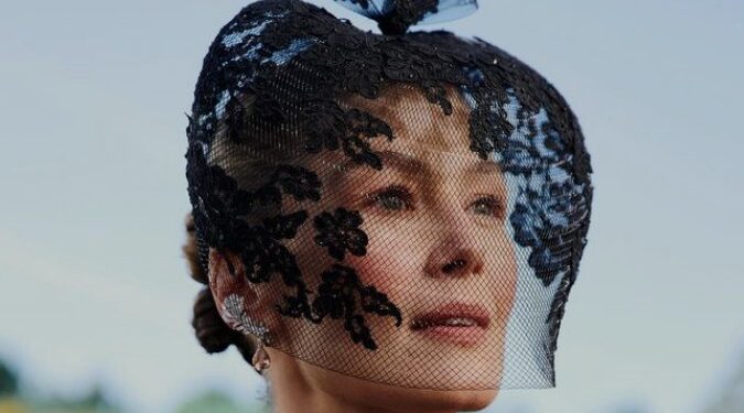 ROSAMUND PIKE DESLUMBRA EN LOS GOLDEN GLOBES 2024 CON UN LOOK IMPACTANTE: EL MISTERIO DETRÁS DEL VELO REVELADO